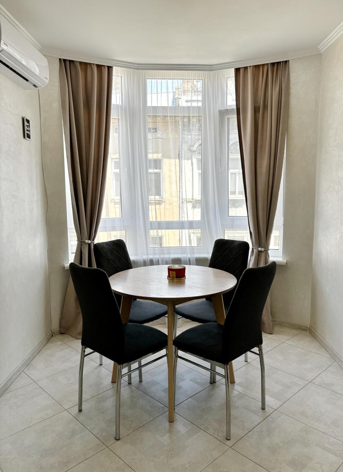 Apartment In Khmelnytsky Street ลวีฟ ภายนอก รูปภาพ