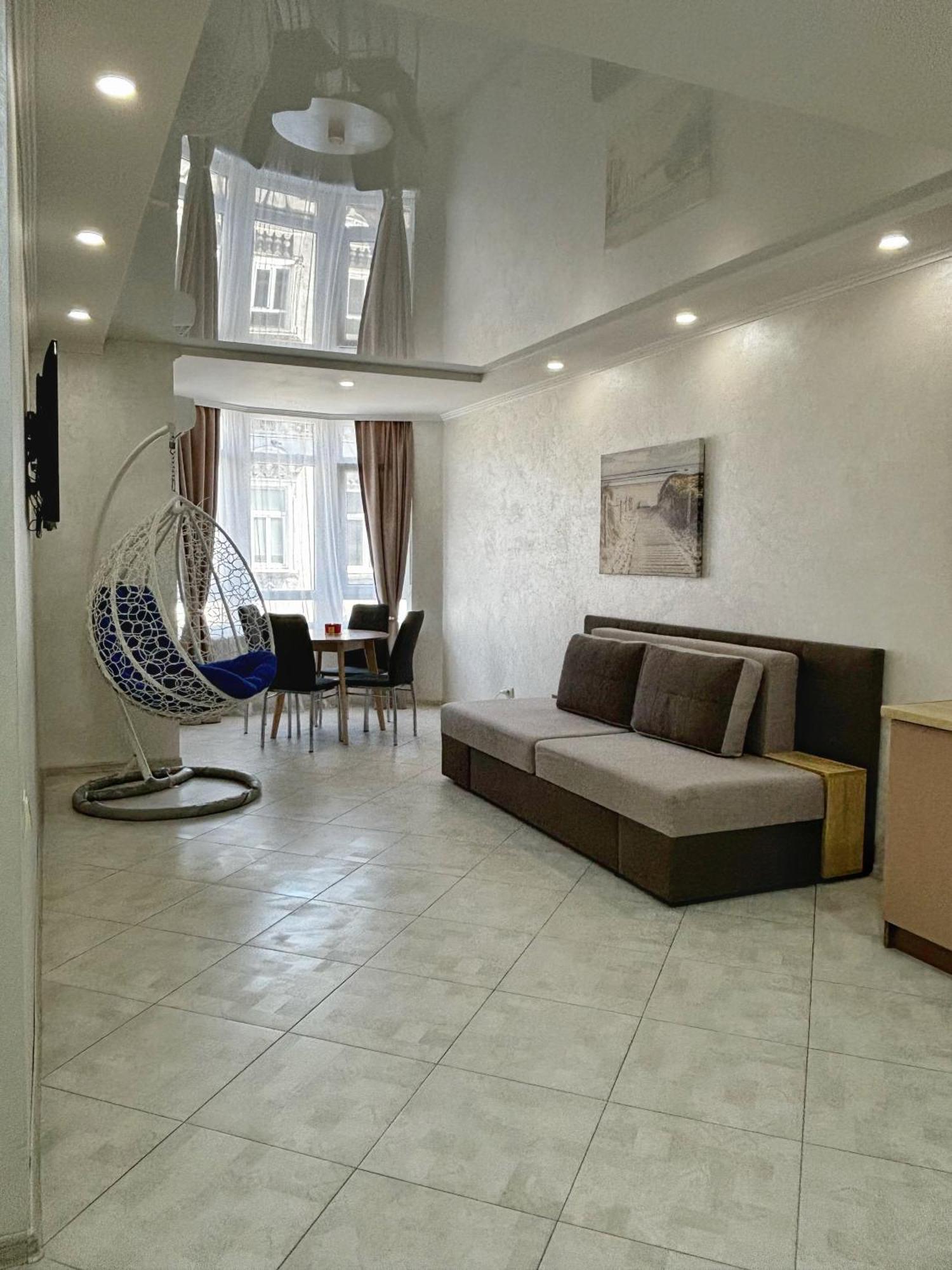 Apartment In Khmelnytsky Street ลวีฟ ภายนอก รูปภาพ